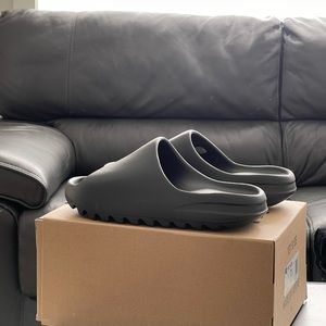 YEEZY SLIDES ONYX US 9